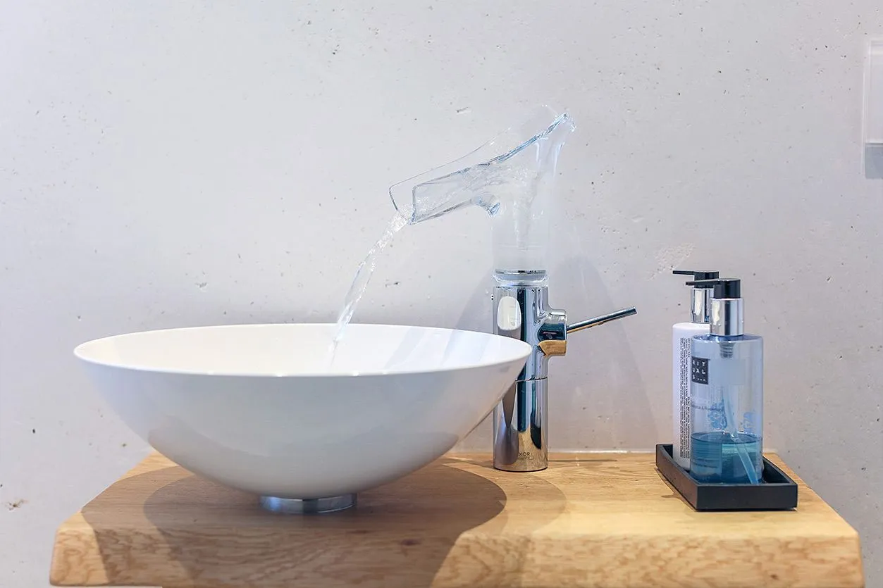 Badmodernisierung im Dachgeschoss mit Badewanne in elegantem Weiß — Raum Bad Vilbel