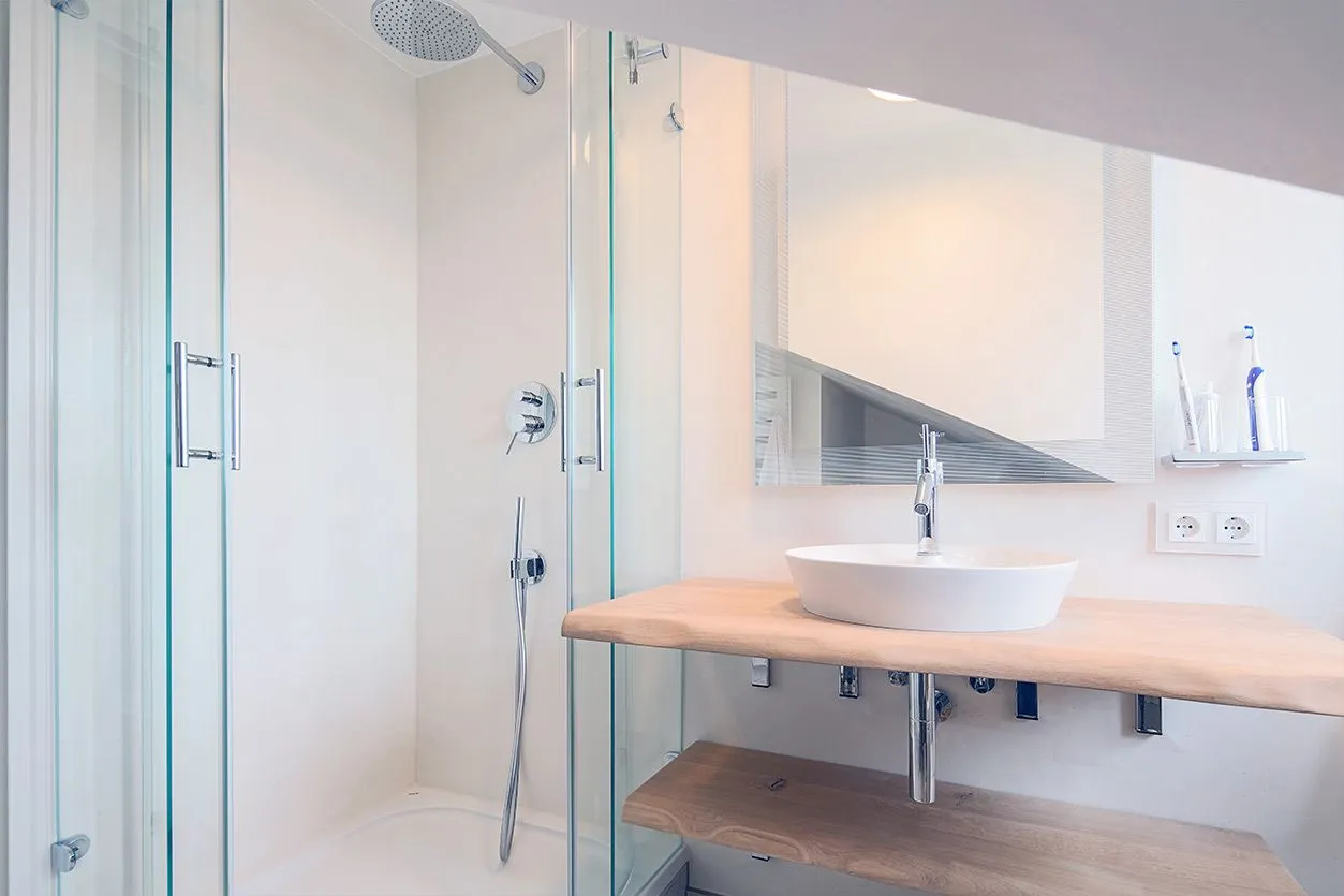 Badmodernisierung im Dachgeschoss mit Badewanne in elegantem Weiß — Raum Bad Vilbel
