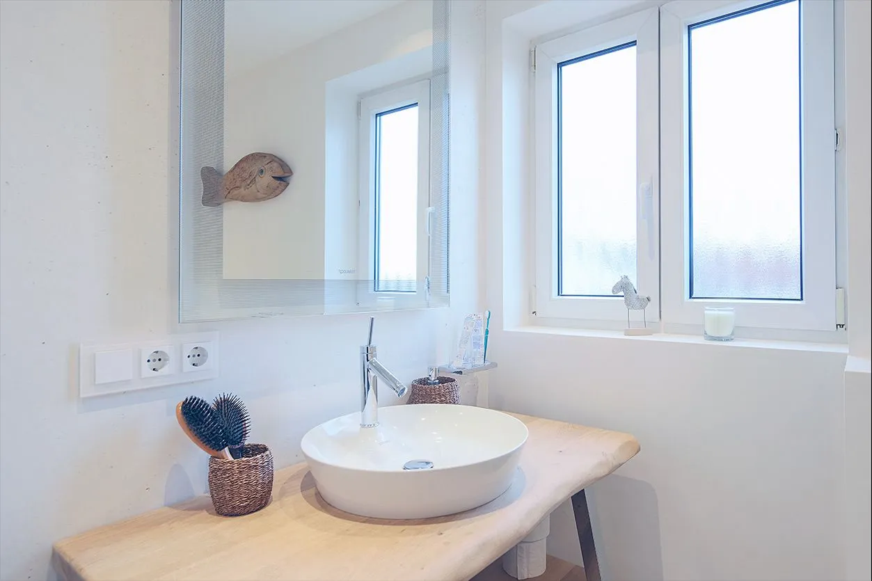 Badmodernisierung im Dachgeschoss mit Badewanne in elegantem Weiß — Raum Bad Vilbel