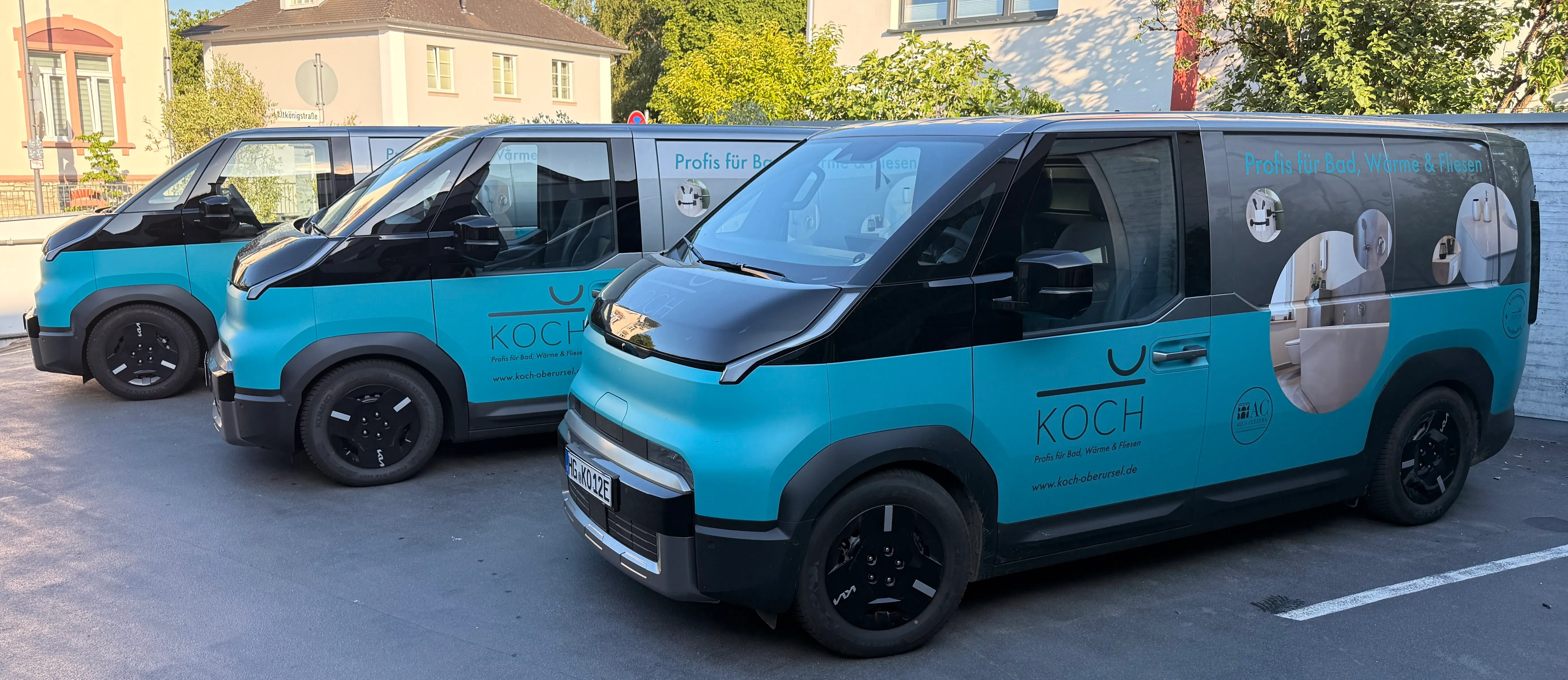 Unsere neue Elektroauto-Flotte mit KOCH-Branding vor dem Firmensitz in Oberursel