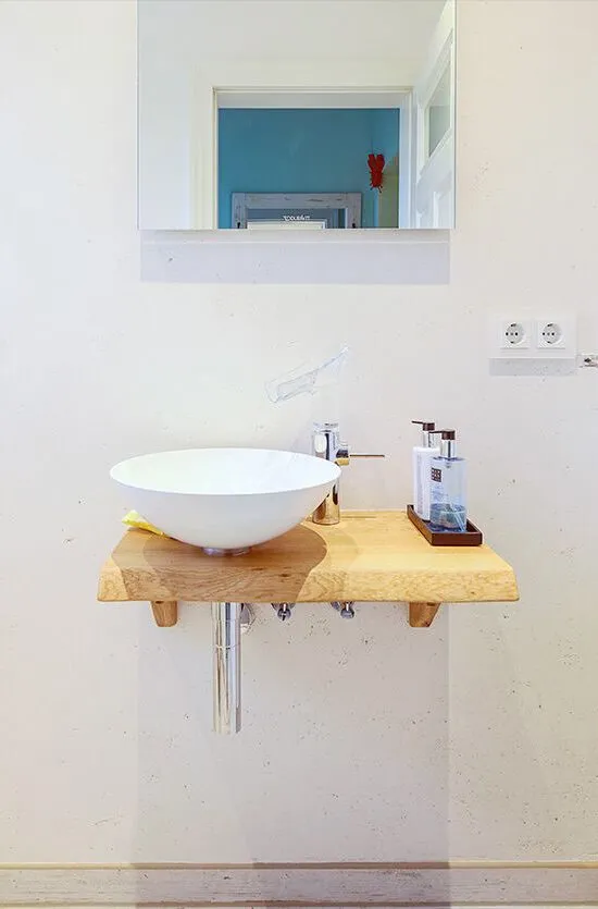 Badmodernisierung im Dachgeschoss mit Badewanne in elegantem Weiß — Raum Bad Vilbel